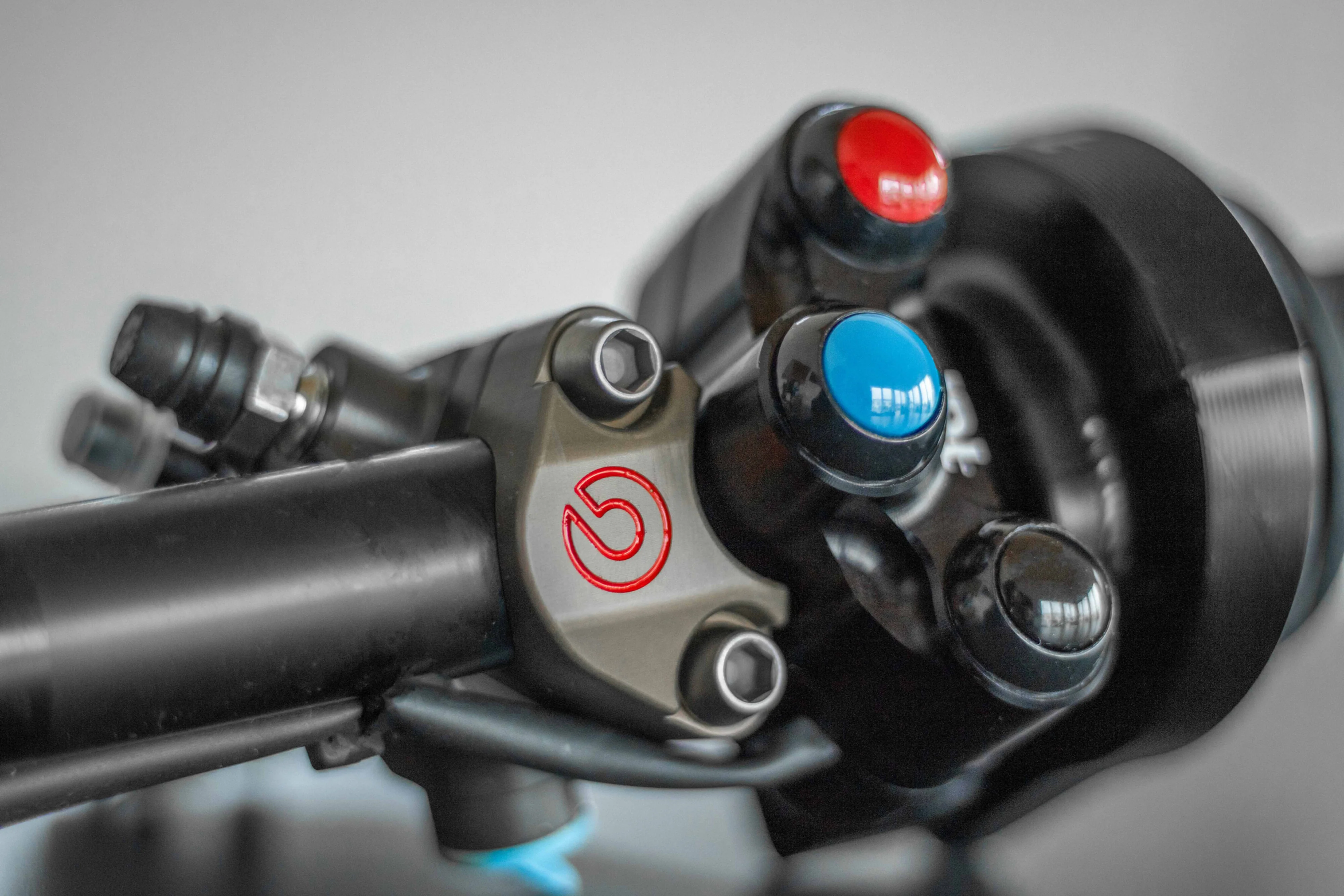 Brembo Special Lenkerklemme inkl. Aushöhlung für Lenkerschalter - Image 2