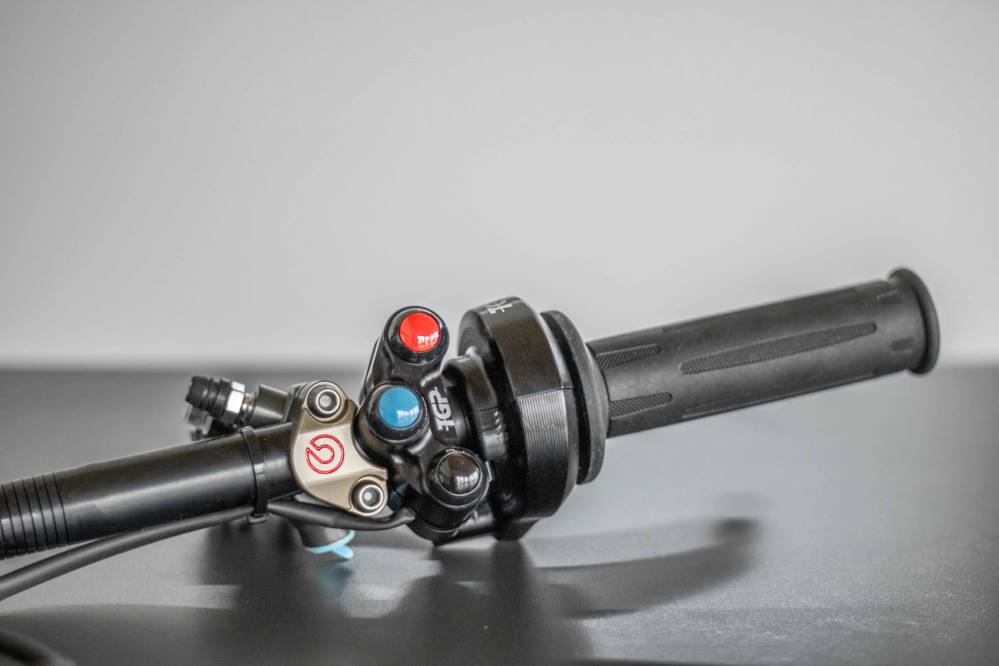 Brembo Special Lenkerklemme inkl. Aushöhlung für Lenkerschalter - Image 3