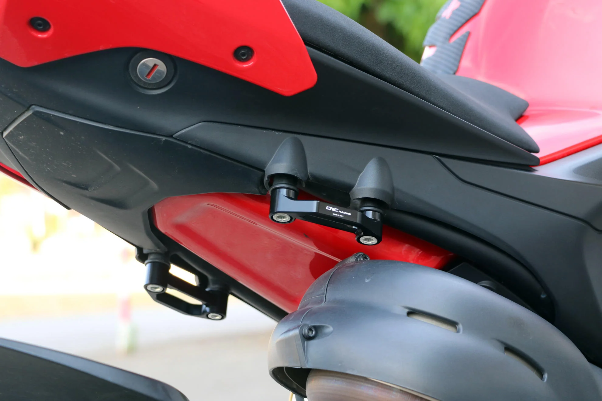 Sozius-Fußrasten Abdeckplatten Aluminium CNC Racing Ducati Panigale V4/S/R (25-26) PET52 - Image 3