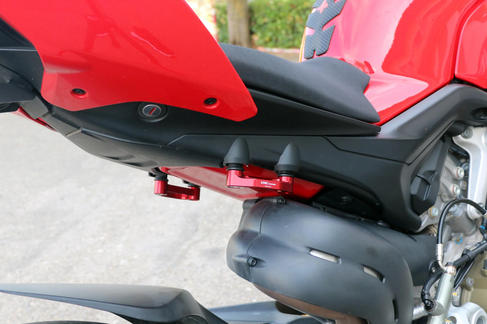Sozius-Fußrasten Abdeckplatten Aluminium CNC Racing Ducati Panigale V4/S/R (25-26) PET52 - Image 5