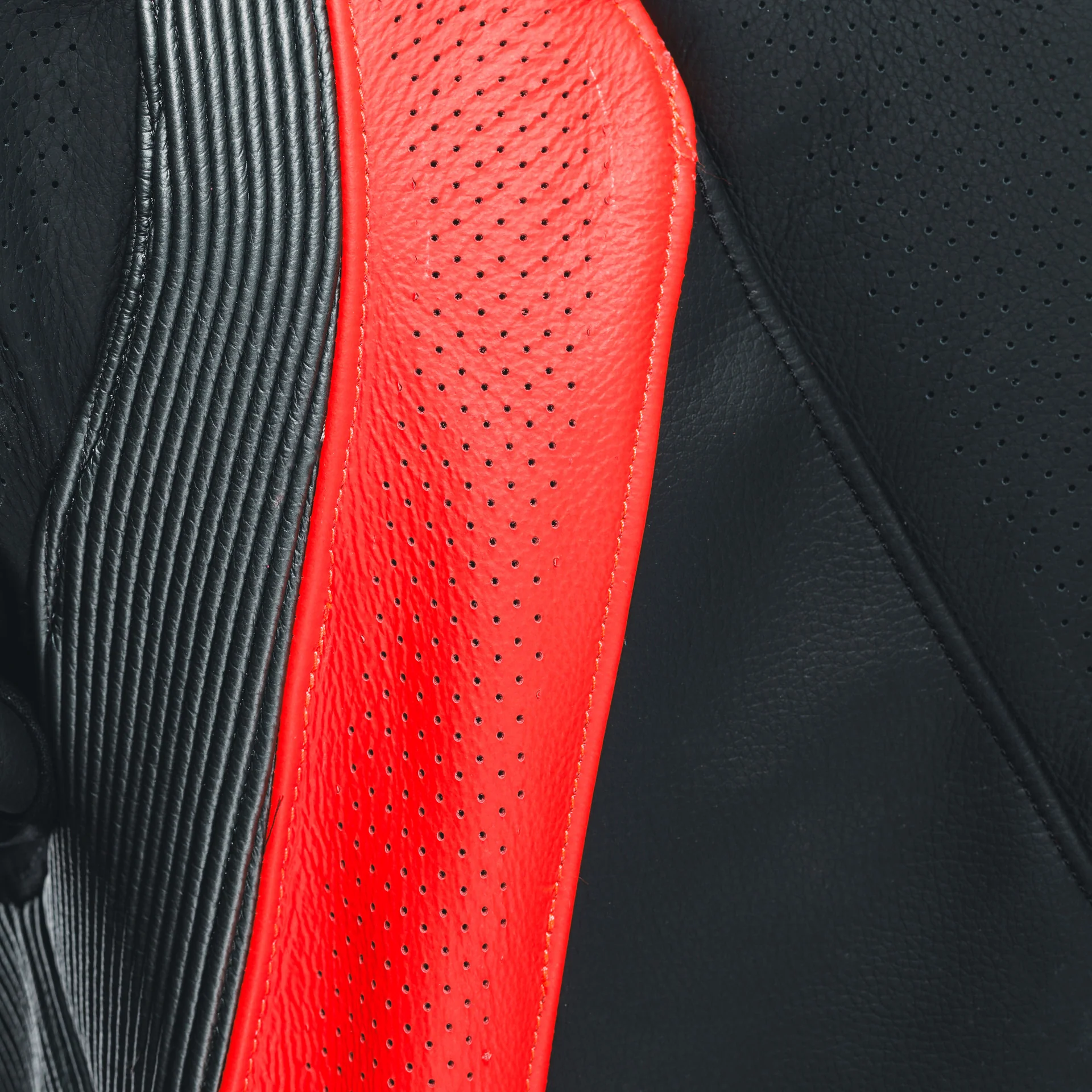 Dainese Audax D-ZIP Einteiler Lederkombi – Perforierter Rennanzug | Herren | Schwarz/Rot - Image 11