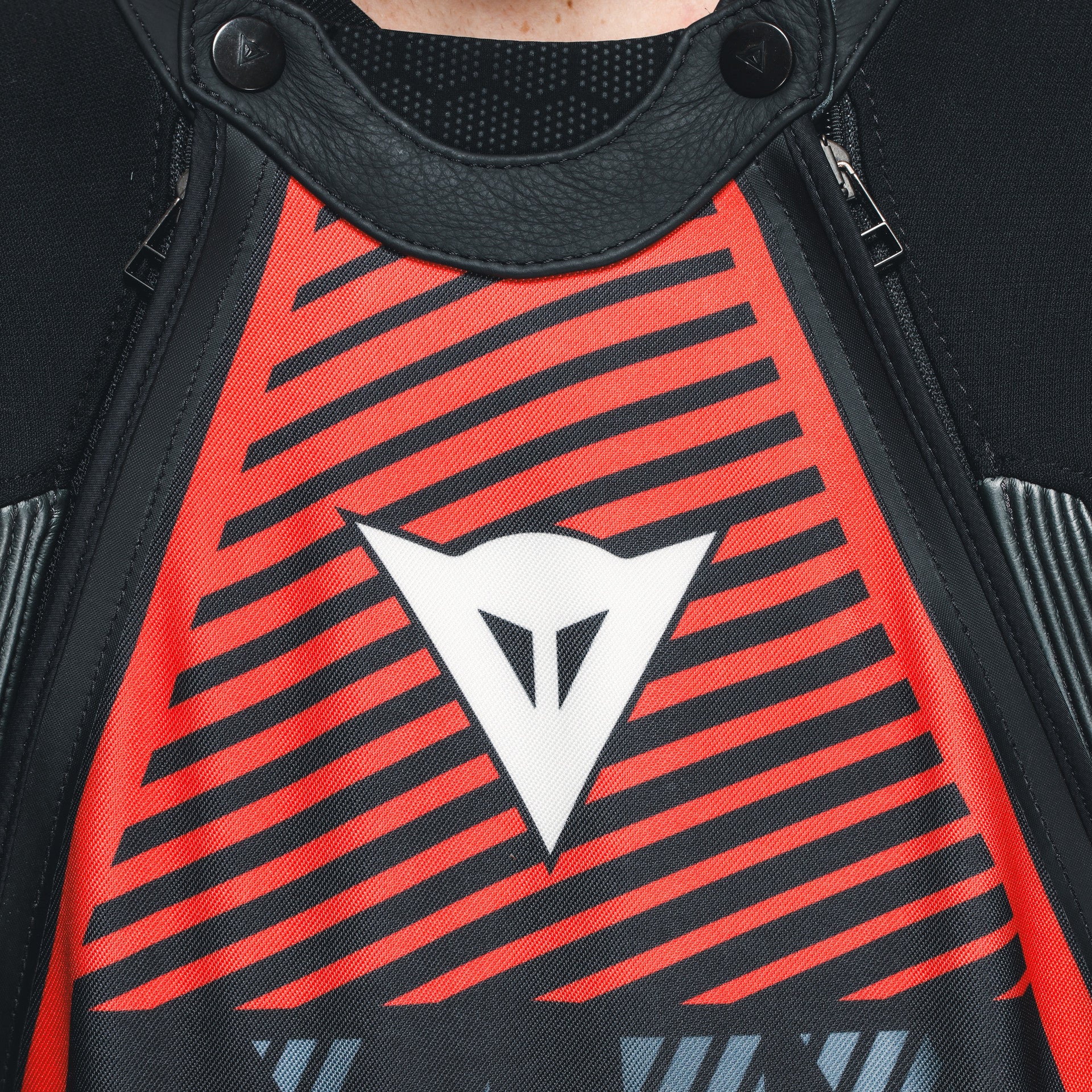Dainese Audax D-ZIP Einteiler Lederkombi – Perforierter Rennanzug | Herren | Schwarz/Rot - Image 7