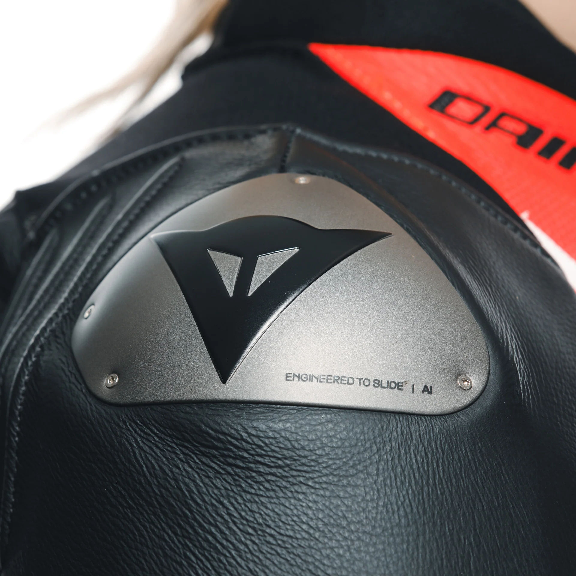 Dainese Misano 3 Lady D-AIR® Einteiler Lederkombi – Perforierter Airbag Rennanzug | Frauen | Rot - Image 6