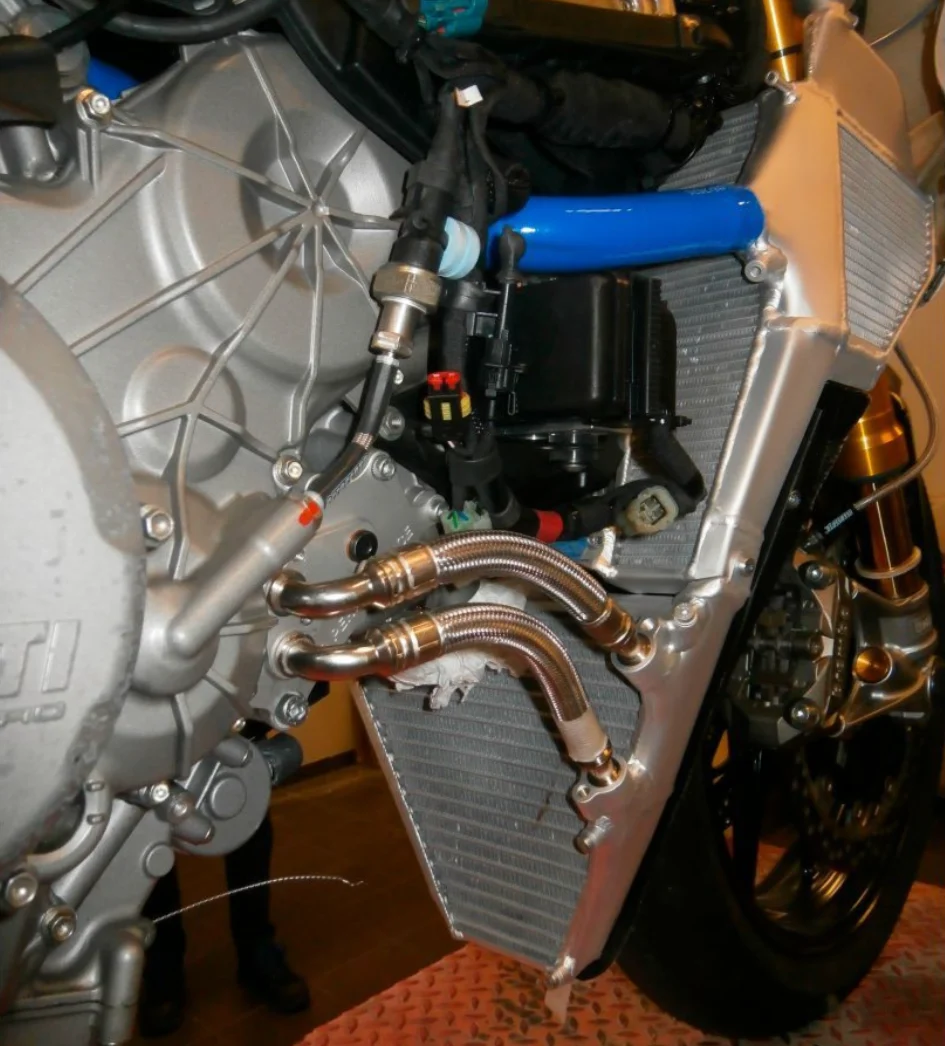H2O Performance Wasser + Ölkühler EVO Kit Ducati Panigale V2 955 (20-24) - Image 2