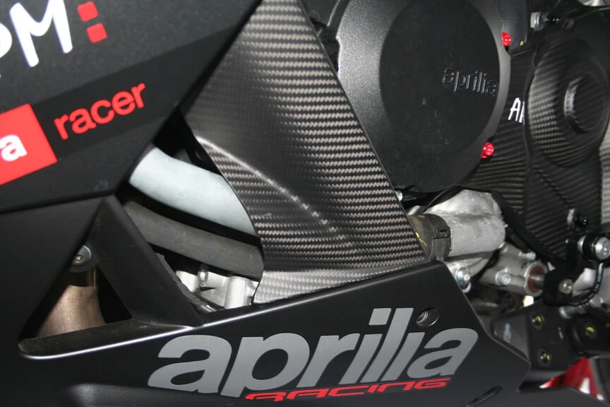 Innenteile Bugspoiler Carbon Fullsix Aprilia RSV4/1100 Factory/R/RR/RF (09-20) - Image 8