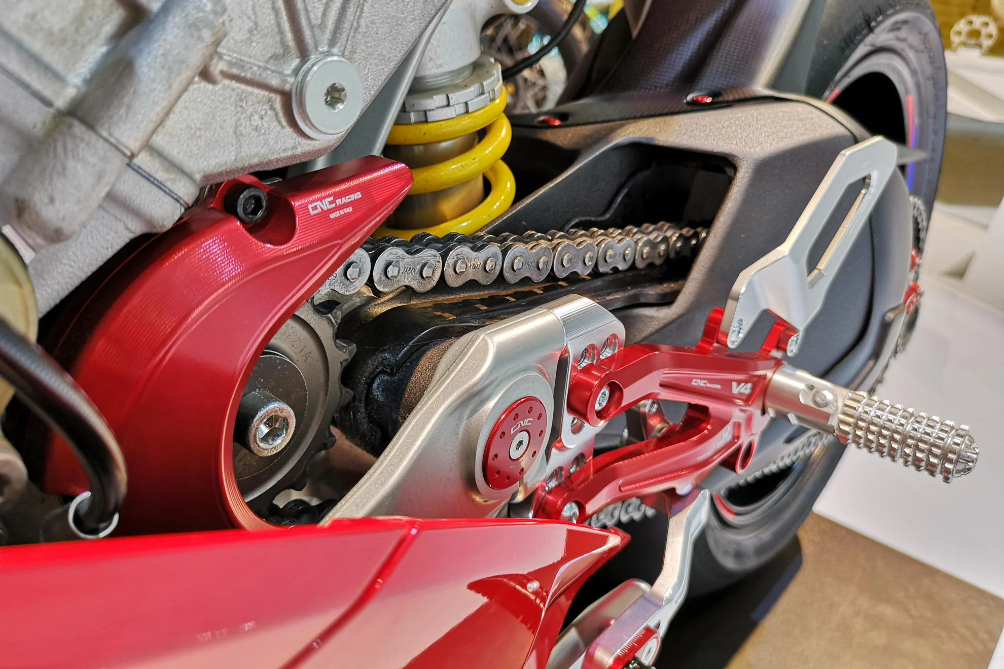 Ritzelabdeckung Aluminium CNC Racing Ducati Panigale V4/S/R (25-26) CP172 - Image 4