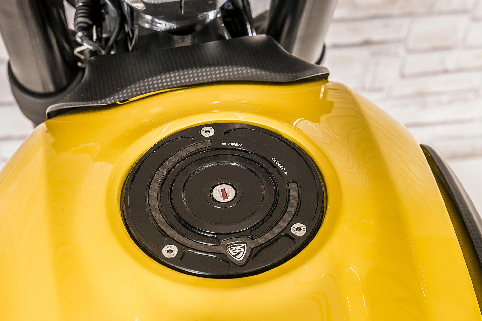 Tankdeckel mit Flange Carbon CNC Racing Ducati Panigale V4/S/R (25-26) TSB01 - Image 4