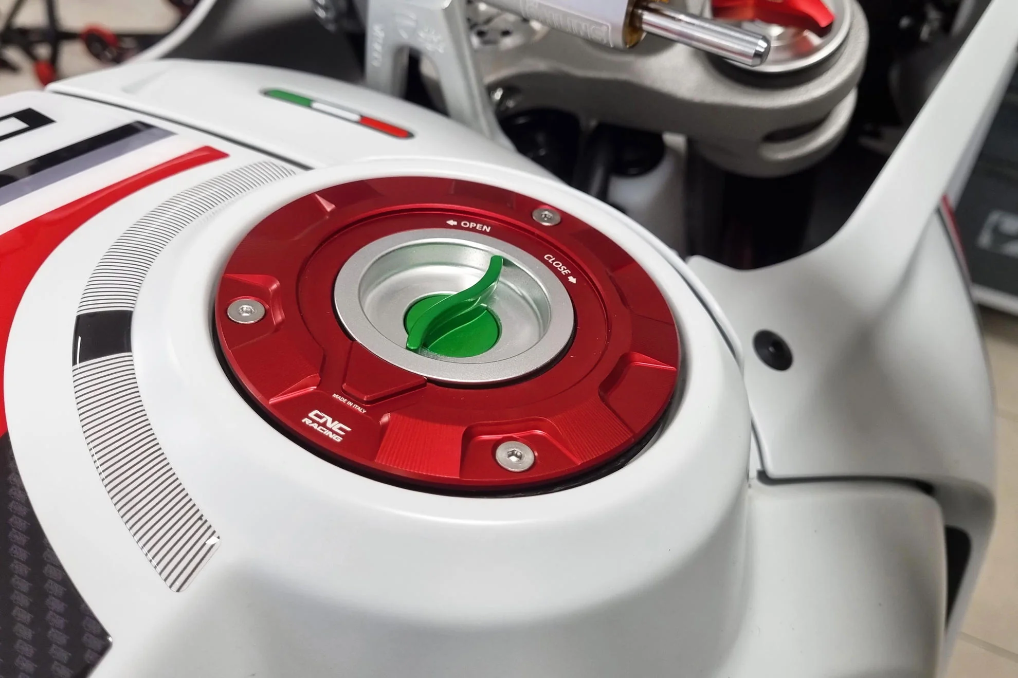 Tankdeckel mit Schnellverschluss Livery Tricolore CNC Racing Ducati Panigale V4/S/R (25-26) TS401R - Image 2