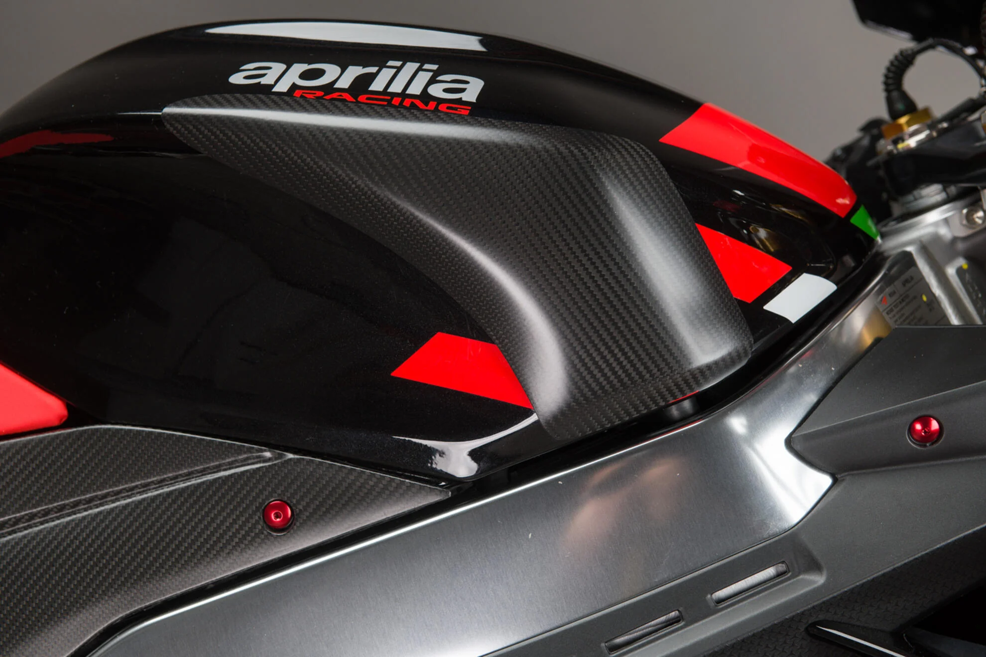 Tankschutz Protektoren Carbon LighTech Aprilia RSV4/RR/1100 Factory (21-26) CARA2090 - Image 2